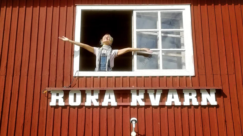 Piteåkonstnären Monica Goosens är nöjd över att det kom många besökare till hennes utställning i Roka kvarn, Roknäs. 