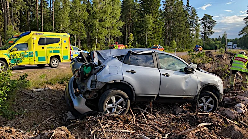 Personbilen voltade och föraren fick föras till sjukhus.