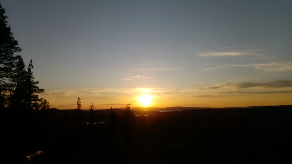 Midnattssolen lyser över Storknabben.