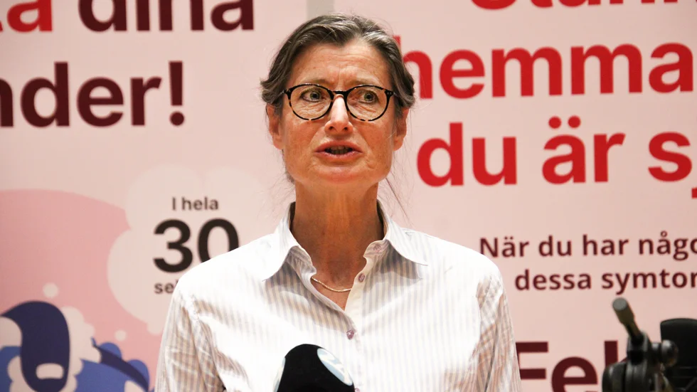 Smittskyddsläkare Britt Åkerlind hoppas att egen smittspårning ska ge effekt. Men hon påminner om att det effektivaste sättet att hindra spridningen är att inte träffa personer om man är sjuk.
