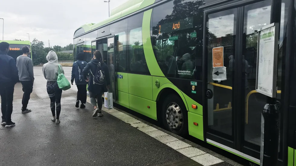 På Sörmlandstrafikens bussar som saknar skyddsbarriär för föraren stängs nu återigen framdörrarna.