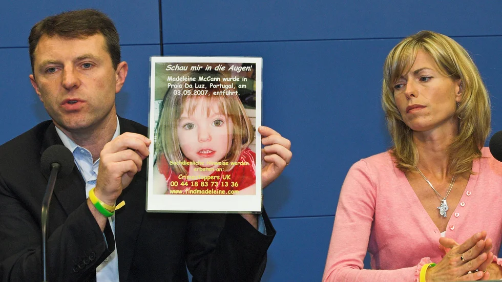 Föräldrarna Gerry och Kate McCann håller upp en bild på dottern Madeleine under en pressträff i Tyskland i juni 2007, där man vädjade om hjälp i sökandet från tyska turister. Arkivbild.