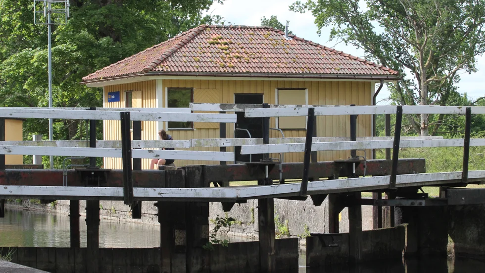 En bräda som lossnat från slussporten i Heda sätter stopp för trafiken i Göta kanal under dagen och morgondagen.