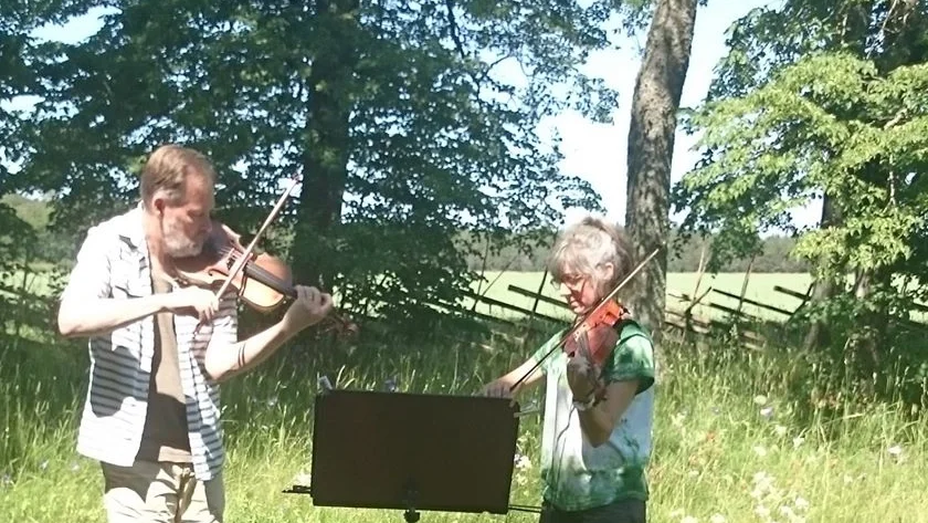 Anna-Karin och Håkan Renard undelhåller i Allvena Lindaräng.