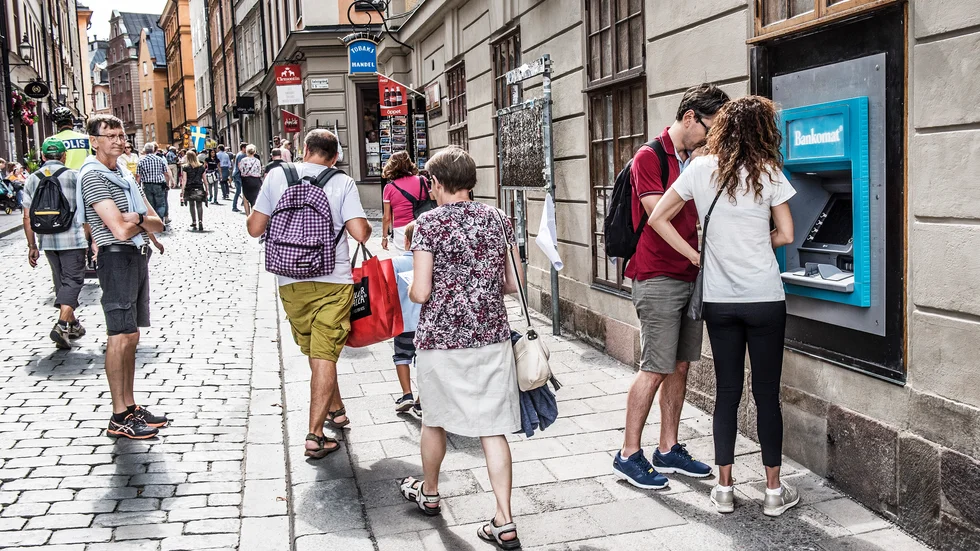 Uttag av pengar i en bankomat i Gamla stan i Stockholm. Arkivbild.