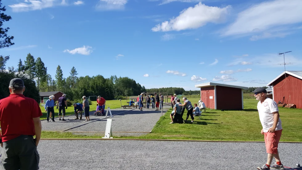 Sol och spellust när PRO i Råneå och Vitå möttes på bouleplanen i Vitå.