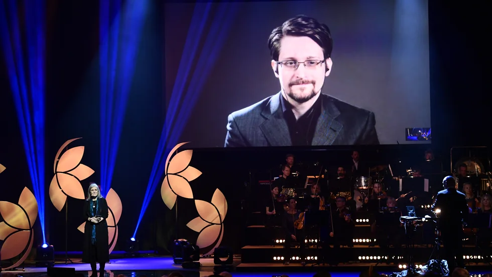 Edward Snowden på storbildsskärm under 2019 års utdelning av Right Livelihood-priset i Stockholm. Snowden fick priset 2014.