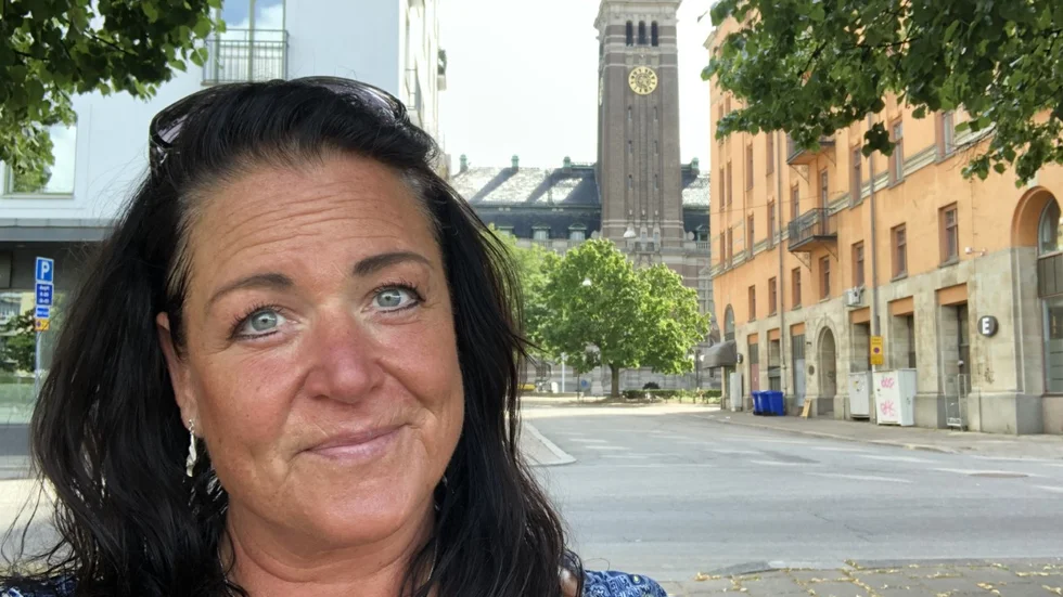 Åsa-Stina Bengtsdotter tycker att rådhusets klockringning stör.