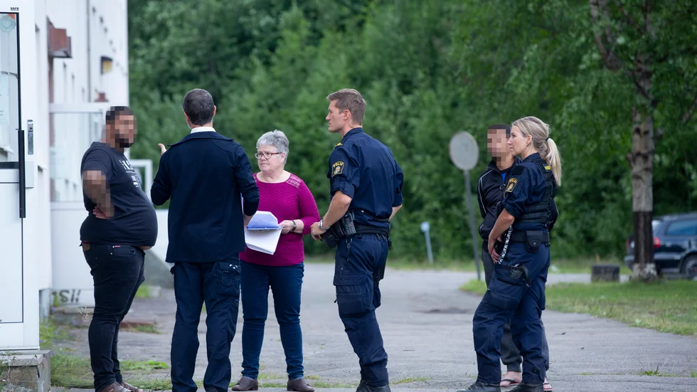 Enligt miljö- och byggchefen Ingrid Karlsson kan inte Älvsbyns kommun avhysa bärplockarna från det utdömda boendet. "Det är bara fastighetsägaren som kan begära handräckning". (Arkivbild)