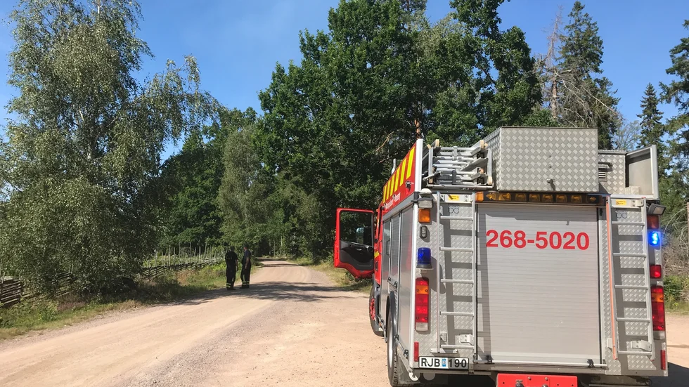 Brandbil vid kvilleken i närheten av det drabbade området.
