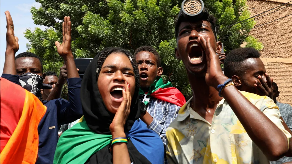 Protester i Sudan på årsdagen av avtalet som delade makten mellan militären och den civila proteströrelsen.