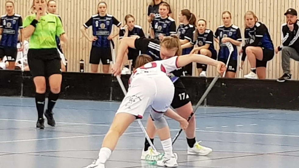 Tredje perioden börjar mellan Sirius och  Malmö. Klara Molin tekar för hemmalaget.
