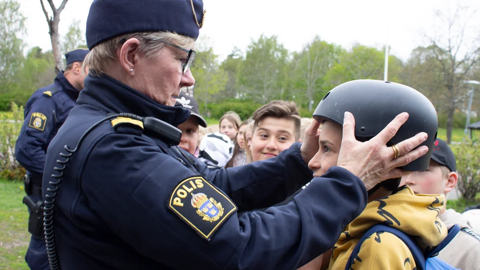 Så här såg det ut, när områdespolis Pirjo Svegréus visade Daniel Degheem på Slottsskolan hur cykelhjälmen ska sitta. Besöket på skolan skedde under "din polis för en dag" i fjol. 