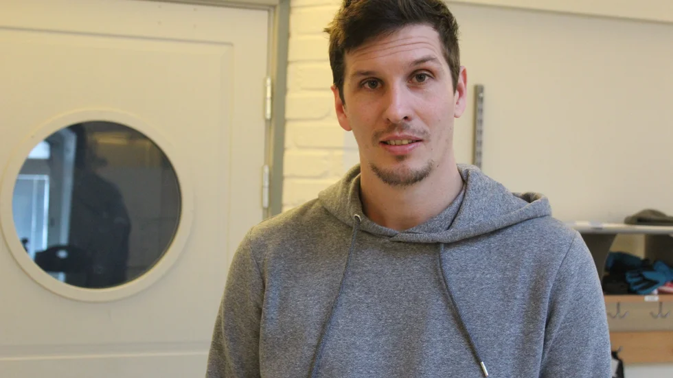 Tobias Stucki är rektor på Lotorps och Högalids skolor. En inklämd stadsskola och en skola med skog och vida vyer. Olika men lika. En rektor, 47 medarbetare, 325 elever. 