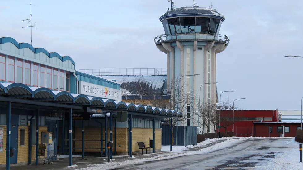 Ett plan kanade av banan i samband med landning på Norrköpings flygplats på söndagen.