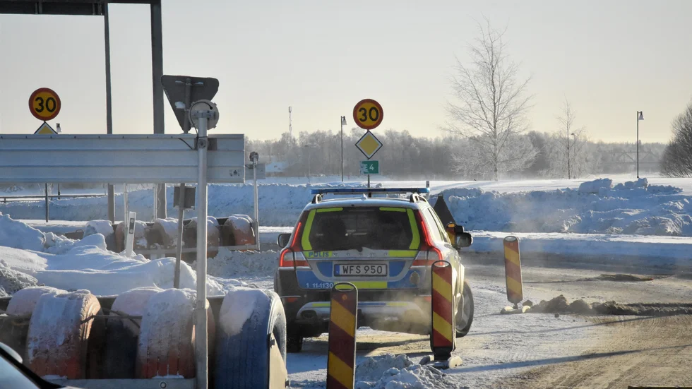 Polisen uppmanar resande från Finland att ta fram identitetshandlingar och sitt negativa covid-test inför kontroller vid gränsövergångar, som på bilden i Haparanda, för att göra passagerna så smidiga som möjligt.