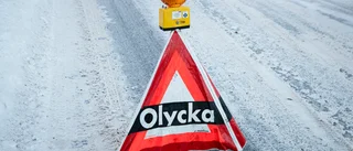 Lastbil och personbil i olycka – vägen avstängd
