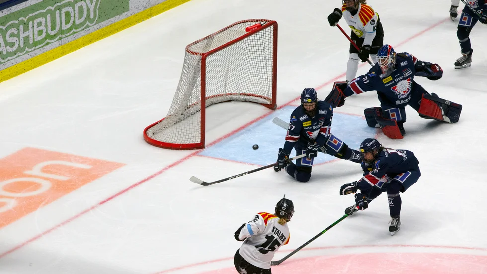 Förra LHC-spelaren Lara Stalder pangar in 3-2 för Brynäs.