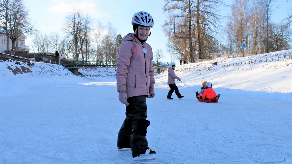 Skridskoåkning är så kul att Kornelia Hidenfalk gärna är på isen varje dag. På Göta kanal har privatpersoner skottat fram flera isbanor att åka och spela på.