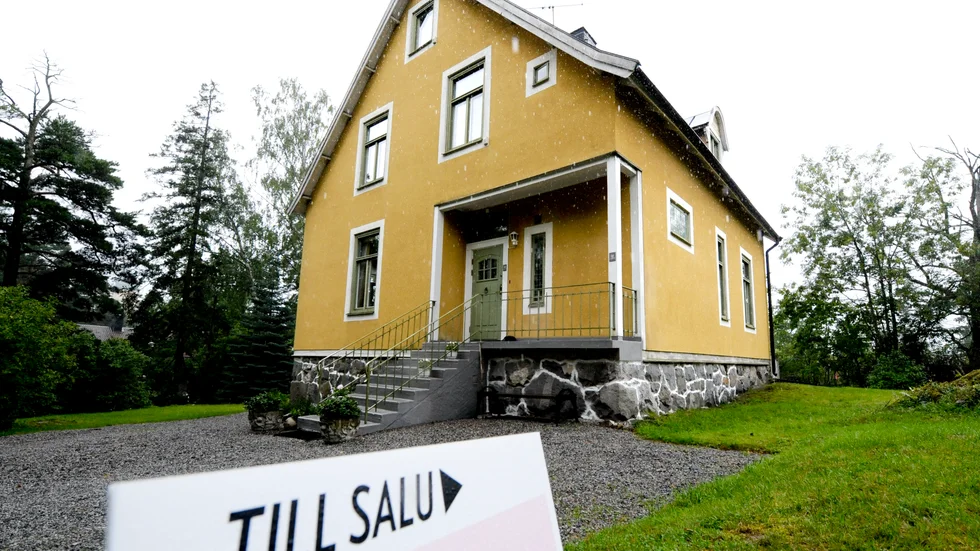 Villapriserna steg kraftigt i Uppsala län under förra året samtidigt som snittiden som villorna låg ute till försäljning sjönk.