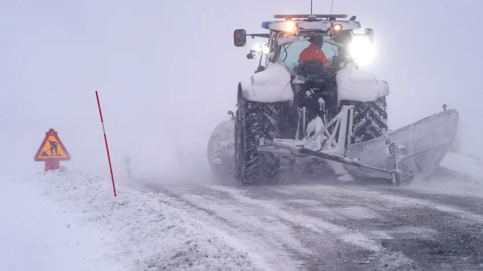 Ovanligt mycket snö och starka vindar orsakar trafikproblem — även i Danmark. Bilden togs i Skåne i helgen.