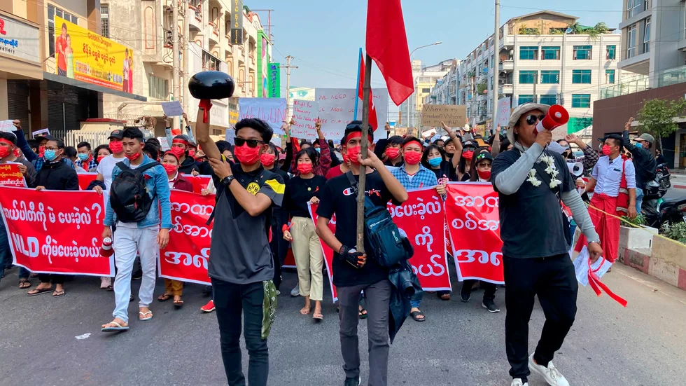 Ett demonstrationståg genom Myanmars näst största stad Mandalay på måndagen.