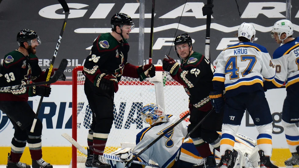 Johan Larssin (nummer 22) har precis gjort sitt första mål för Arizona Coyotes.