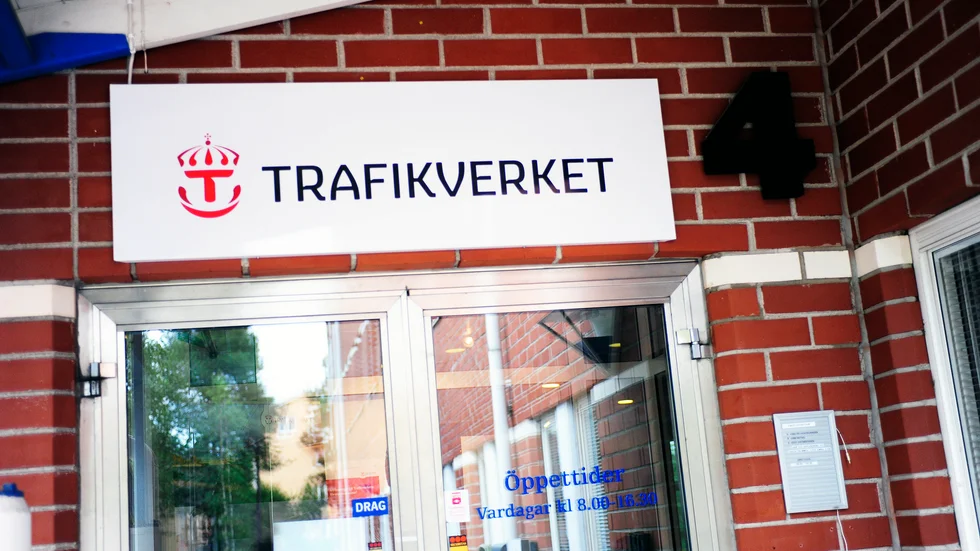 Trafikverket varnar nu för ett fordon som havererat vid den södra infarten mot Almvik.