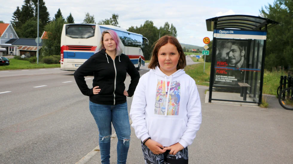 Hanna Ling tycker att det känns otryggt att dottern Linn Grönberg Ling måste stå i bussen på väg hem.