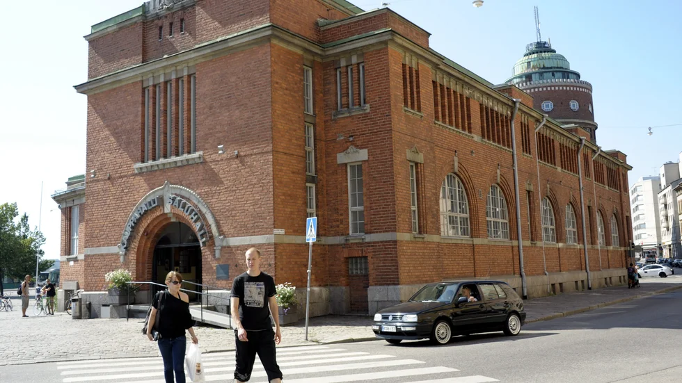 Finländare uppmanas att ta bilen mindre. På bilden promenerar två personer i Helsingfors. Arkivbild.
