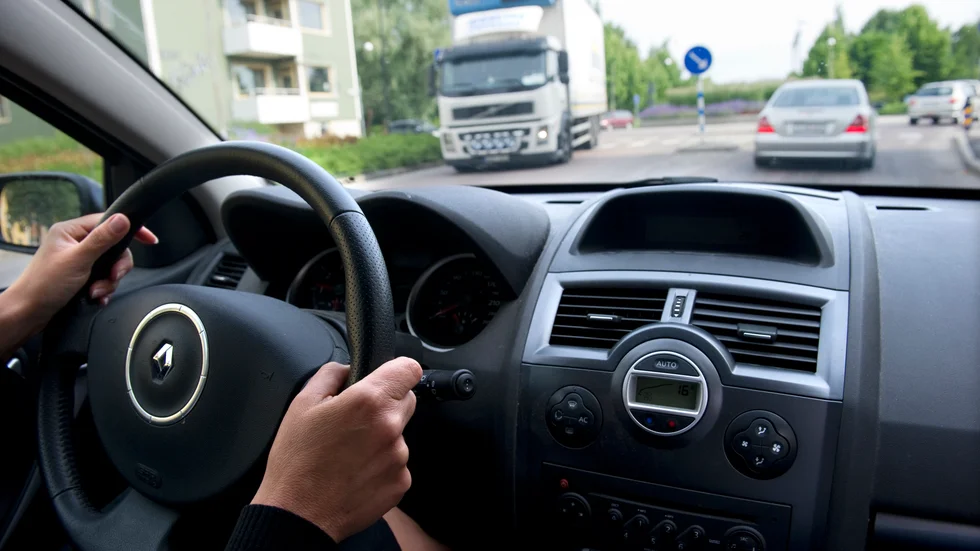 Insändarskribenten tycker att budskapet att använda bilen framför kollektivtrafiken i dessa tider bör tydliggöras.