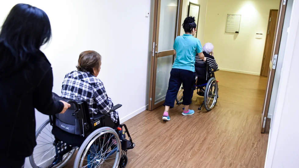 Personalen på ett av kommunens demensboenden är oroliga för att praktikanter från gymnasiet ska föra med sig coronasmitta in på boendet. 