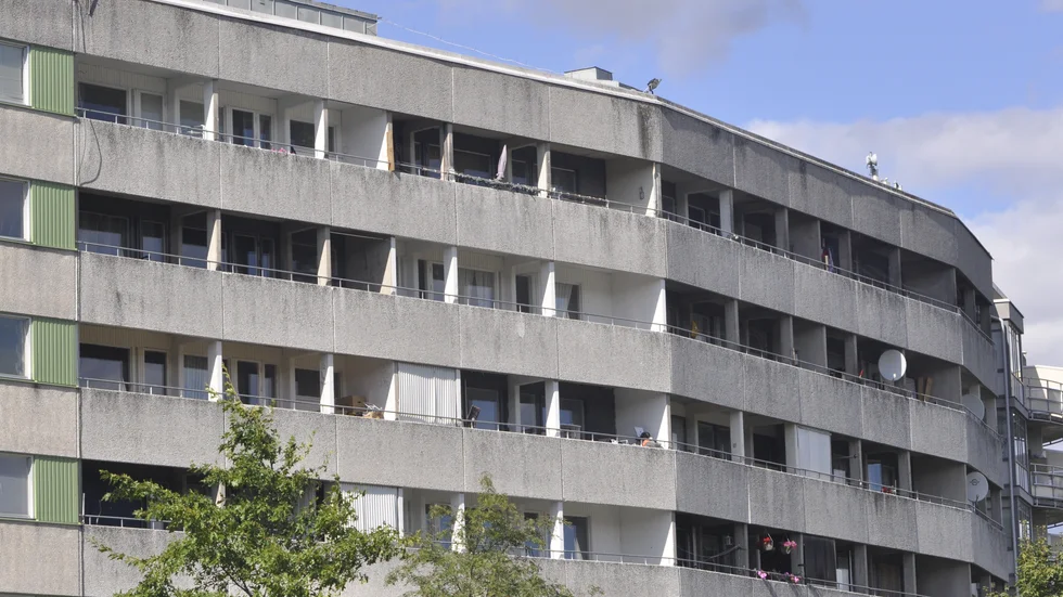 Fastigheterna i Brandkärr börjar bli till åren och det finns ett omfattande underhållsbehov. Under kommande år ska bland annat balkonger och fönster åtgärdas, enligt hyresvärden.