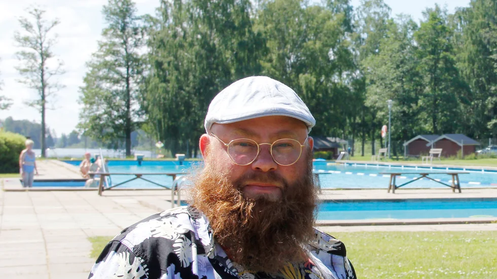 Rörholmsbadet i Söderfors kommer inte att hålla öppet i år. Ett olöst skadeståndskrav med Tierps kommun är orsaken enligt badägaren Christer Skogsberg.
