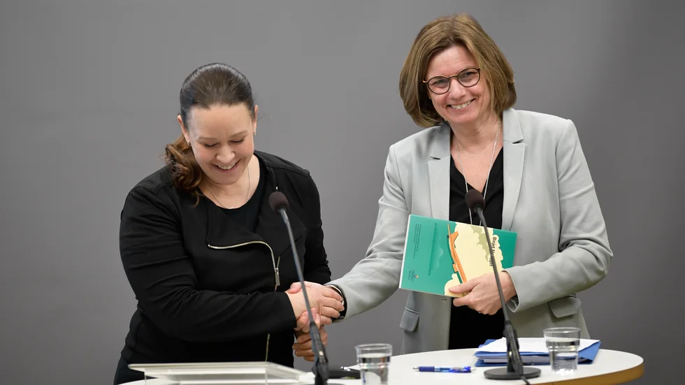 Maria Wetterstrand, då tillsatt som särskild utredare, överlämnar utredningen om styrmedel för att främja användning av biobränsle för flyget till miljö- och klimatminister Isabella Lövin 2019.