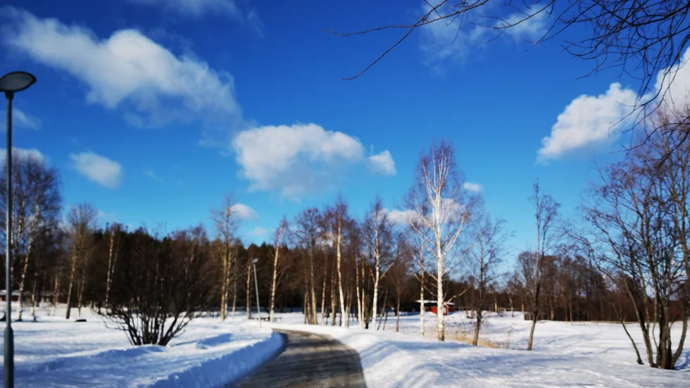 Moln som talar om att det är vackert väder.
