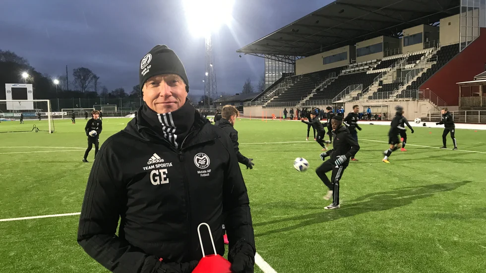 Idrottsparken 2021. Göran Ekh håller ännu ett träningspass med Motala AIF:s 15-årslag. I Maif är han med lite överallt, i valberedning, sportgrupp och i ungdomsfotbollen. "Jag fick en känsla för Maif när jag kom hit", säger han.