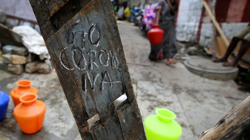 "'Go Corona" har någon skrivit i den indiska staden Bangalores slum under en nedstängning i fjol. Arkivbild.