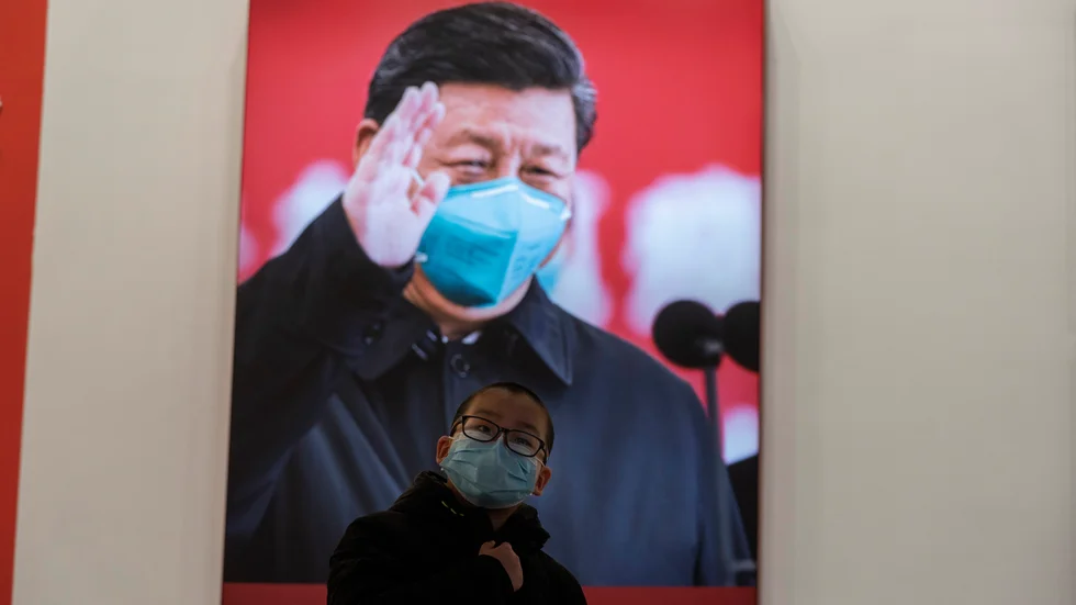 Hur kommunistpartiet framgångsrikt har lyckats stoppa covid-19 i Kina är sannolikt ett av ämnena som kommer att avhandlas under folkkongressen. Här ett foto av president Xi Jinping från utställningen i staden Wuhan om kampen mot pandemin. Arkivbild.