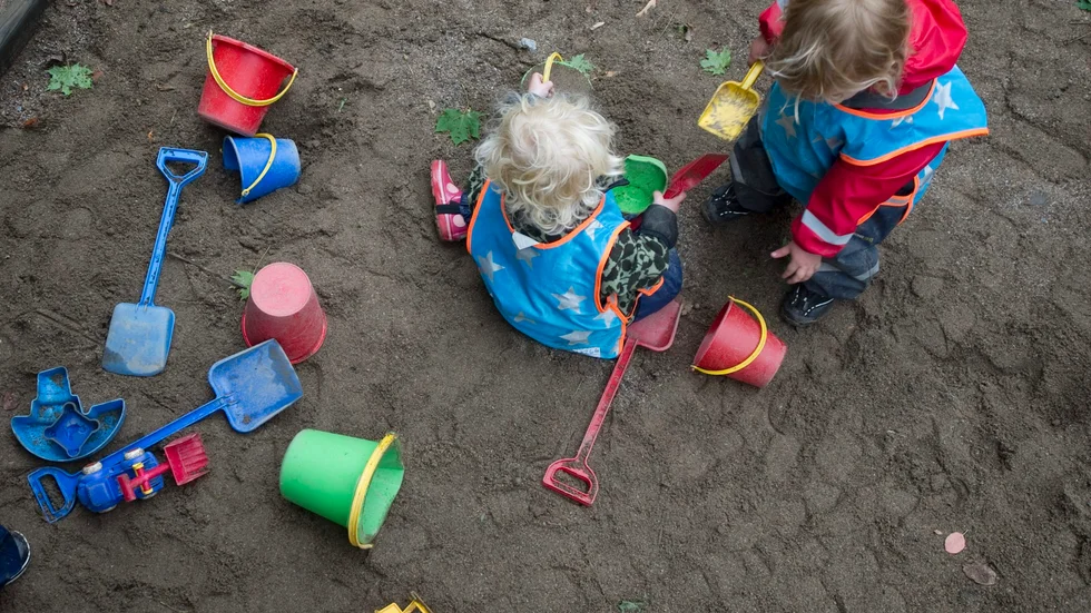 Insändarskribenten liknar Åtvidaberg vid en sandlåda där folkvalda skvätter sand på varandra.