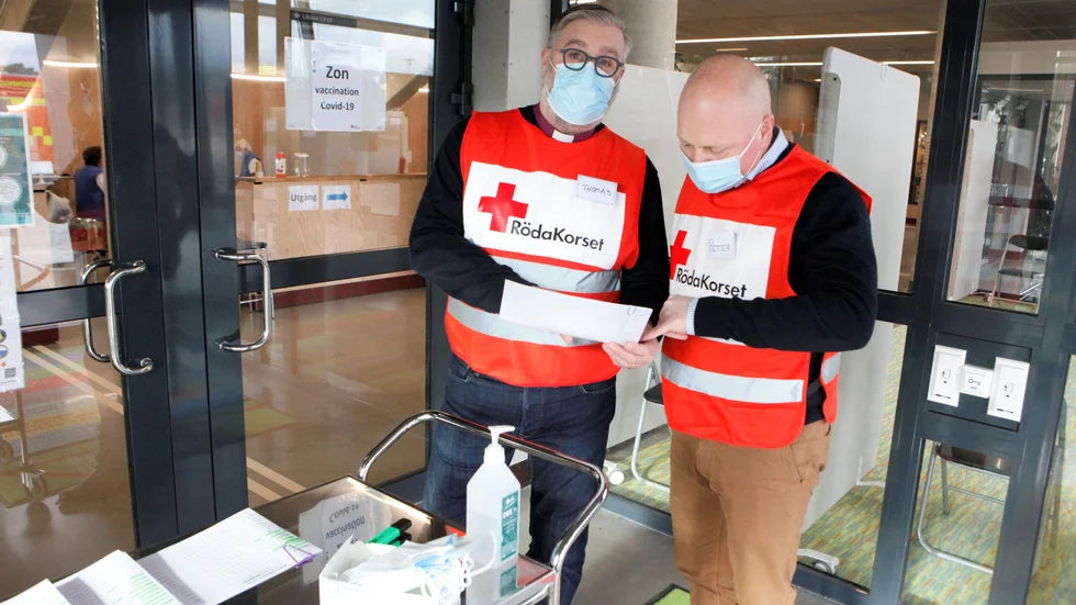 Jodå, det är biskop Thomas Petersson, han med glasögonen. Intill honom regiondirektör Peter Lindvall. På torsdagen var de vaccinationsvärdar i Ica Maxi arena.