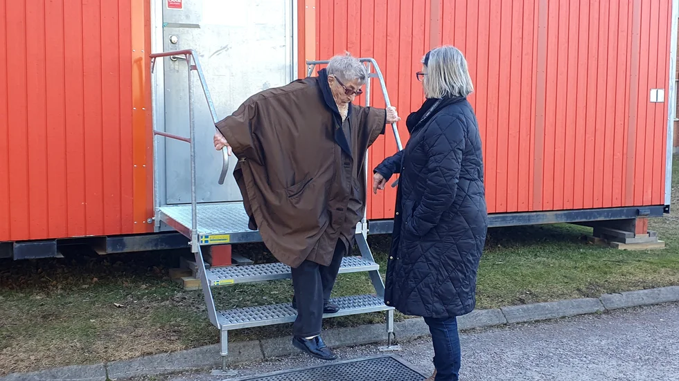Trappan till vaccinationsboden är inte helt enkel för äldre att ta sig upp och ner för. Ännu värre var det vid första sprutan, då var trappan full av snö och is, berättar Ulla-Britt Hammargren. Dottern Gerd Nord är beredd att stötta.