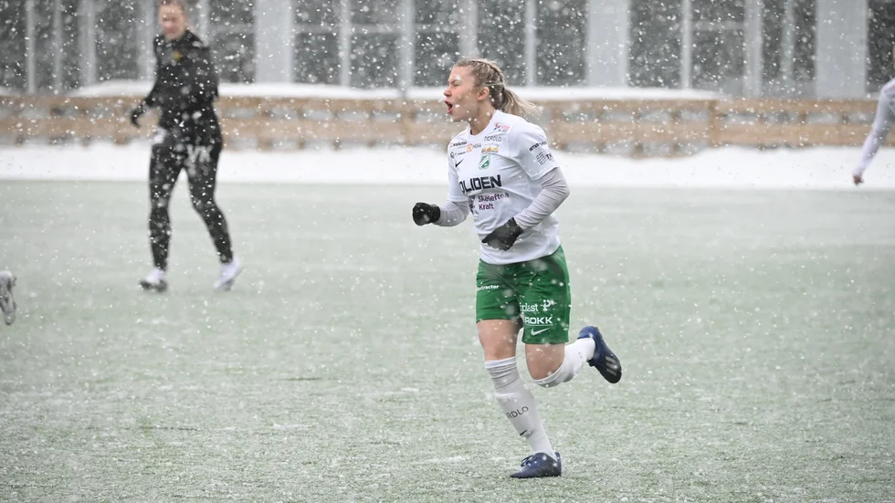Det blev ett oväder under första halvleken vilket inte var gynsamt för Morön.