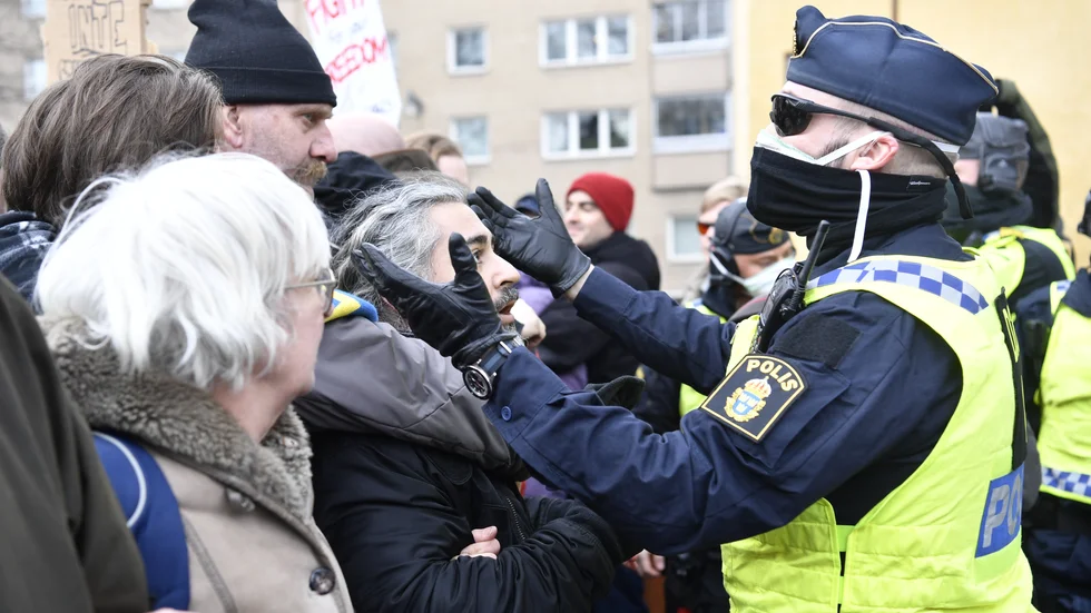 Polisen har uppmanat demonstranterna att lämna torget i centrala Stockholm.
