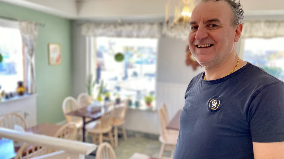 Årets Stallarholmsbo heter Khaldoun Eterno Zeneddin och är ägare till Ohlssons hembageri. "Jag ville bara gråta, men av glädje. Det gav mig mer av livet", säger han om utmärkelsen.