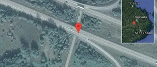 Personbil stillastående på E18 - helt stopp i ett körfält