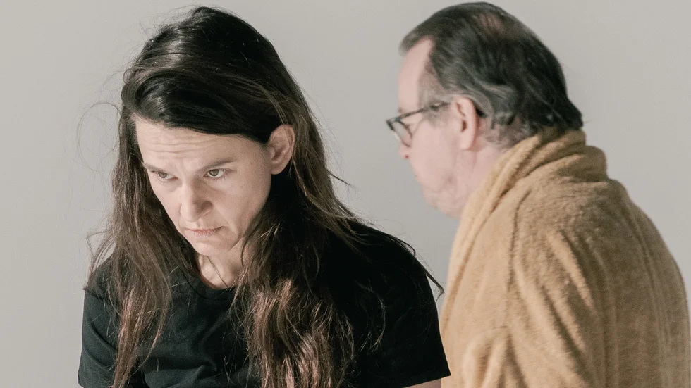 Melinda Kinnaman spelar dottern och Göran Ragnerstam pappan i Sara Stridsbergs nyskrivna pjäs. Pressbild.