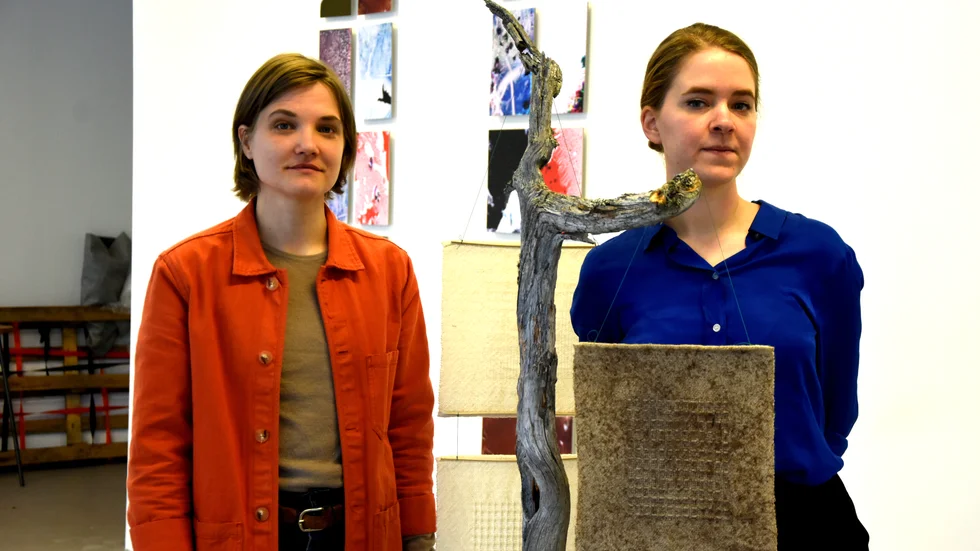 Textilkonstnären/hantverkaren Ida Isak Westerberg och fotografen Anna Classon har lyckats besöka myren på ett nytt sätt, men utan att fjärma sig från den. Myren, mossen är liksom där i lokalen, menar konstrecensenten Regine Nordström.
