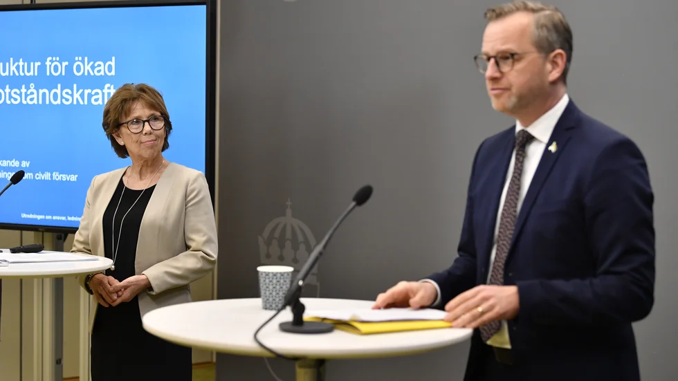 Inrikesminister Mikael Damberg (S) tar emot utredaren Barbro Holmbergs förslag om civilförsvaret.