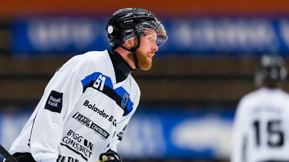 Ted Haraldsson under matchen mot Villa. Siriushalven tyckte att laget gjorde en bra första halvlek mot Villa, men några drömträffar av hemmalaget avgjorde matchen.